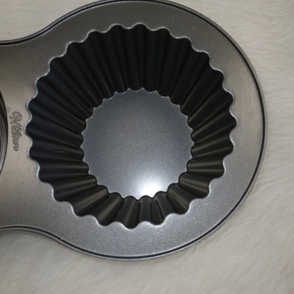 BAKING PAN Wilton Giant Cupcake Pan, good used condition
